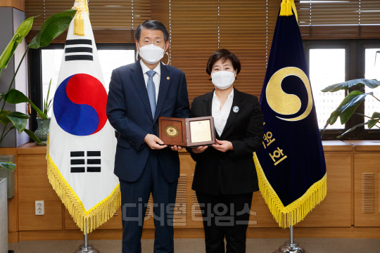 은성수 금융위원장은 금융규제 샌드박스 시행 2주년을 맞아, 8일 서울 종로구 정부서울청사에서 혁신금융심사위원회 민간위원 최미수 서울디지털대 교수에게 감사패를 수여했다. (금융위원회 제공)